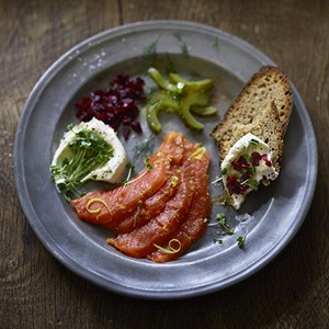 Salmone al gin con cetrioli sottaceto