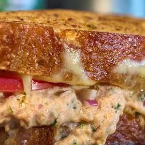 Spicy tuna melt toasties