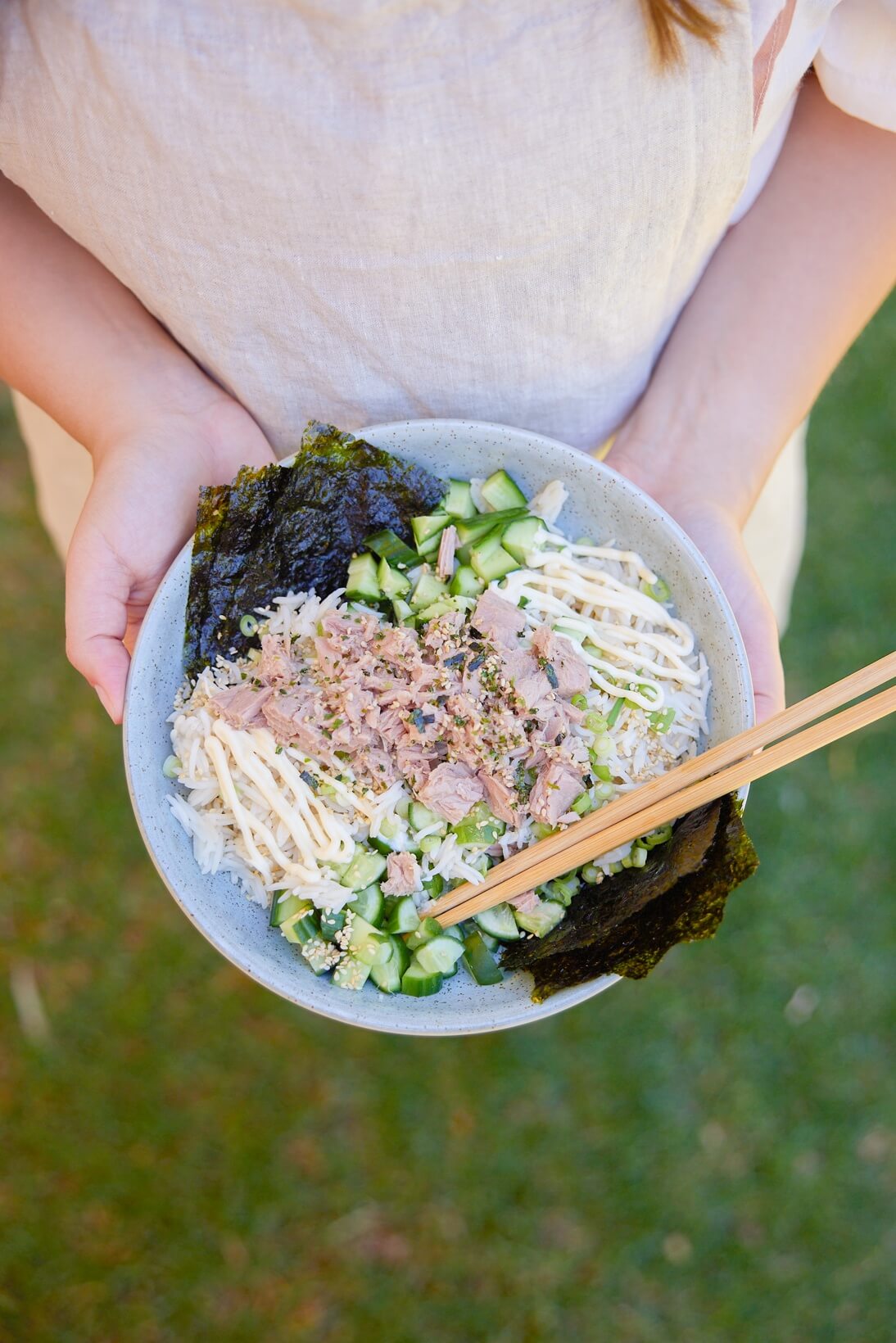 Spicy tuna sushi bowl with nori and kewpie mayo