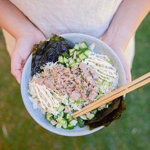 Spicy tuna sushi bowl with nori and kewpie mayo