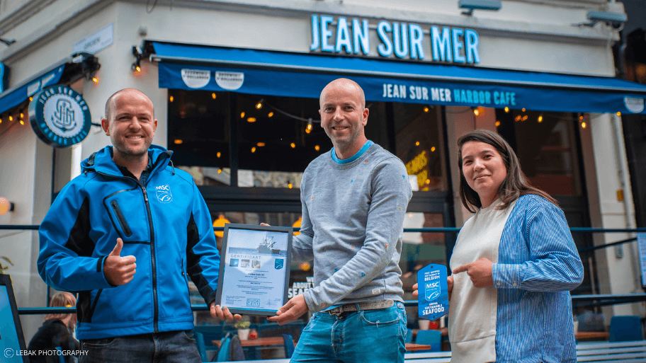 MSC-medewerker met Jan Kegels, de eigenaar van Jean sur Mer Habor Cafe
