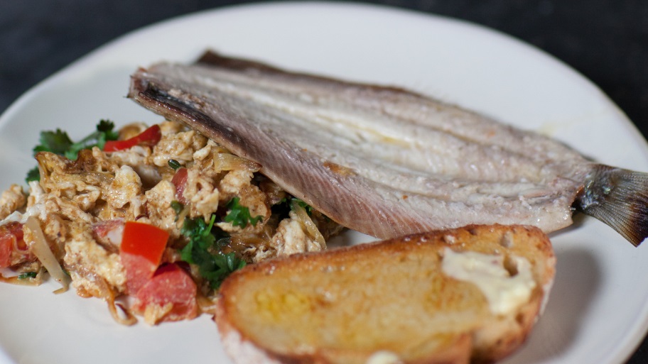 Gegrilde haring op bord