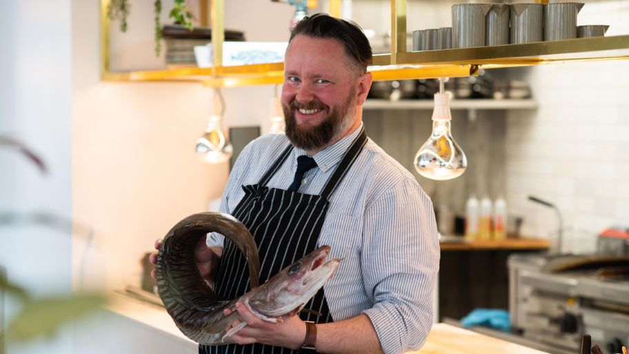 IJslandse chef-kok Ragnar Eiriksson met een leng in zijn handen