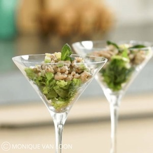 Cette recette est de Monique van Loon - Cocktail de crevettes au pamplemousse