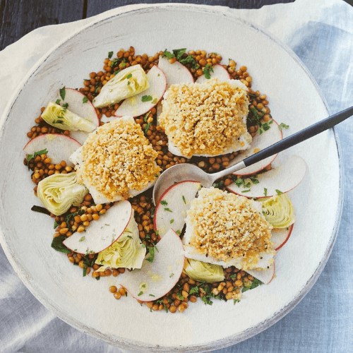 Heek met korstje en linzensalade