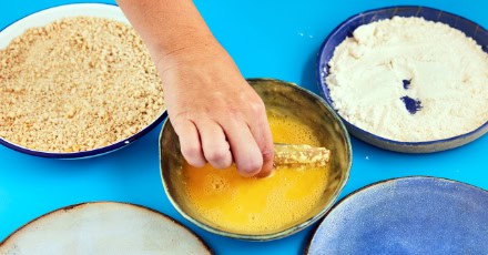 Petit pain brioché avec hareng pané et mayonnaise acidulée