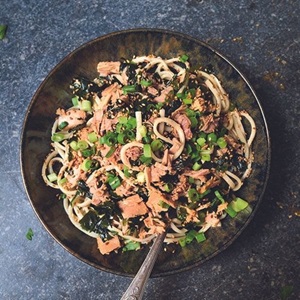 Salade de thon avec nouilles et sauce wafu