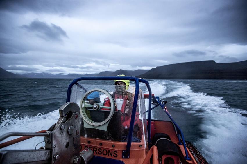 Fischereiinspektoren der norwegischen Küstenwache (Kystvakten) auf dem Weg zu einer Fischereiinspektion