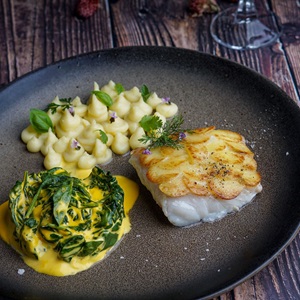 Kabeljau mit Kartoffelschuppen, Spinat und Kartoffelpüree