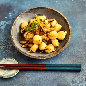 Kammmuscheln und Shiitake-Pilze