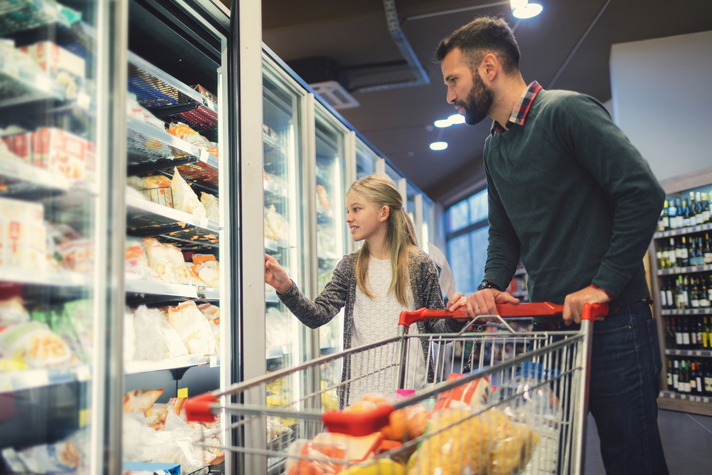 Vater und Tochter bei der Auswahl von TK-Fisch und Meeresfrüchten