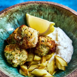 Fischklösschen mit Dilljoghurt und selbstgemachten Essiggurken