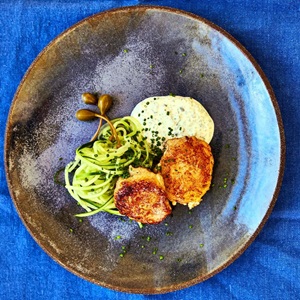 Fischbällchen mit Remouladensauce und Gurkenspaghetti