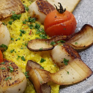 Jakobsmuscheln mit Kräuterseitlingen und Ofen-Cherry Tomaten