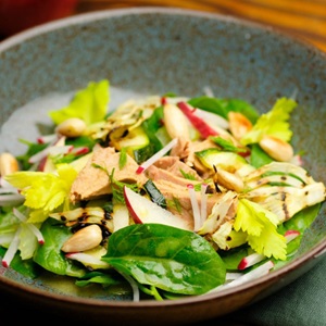 Low-Carb Thunfischsalat mit Gemüse, Äpfeln, Mandeln