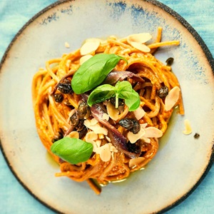 Kantabrische Sardellenpasta mit rotem Paprika-pesto