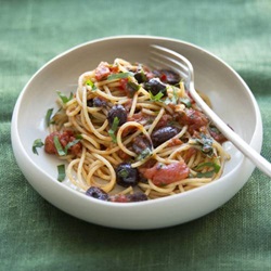 RS3557_© Joerg Lehmann, MSC – Pasta mit Sardellen-Oliven-Kapern-Soße-scr