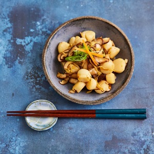 Kammmuscheln und Shiitake-Pilze