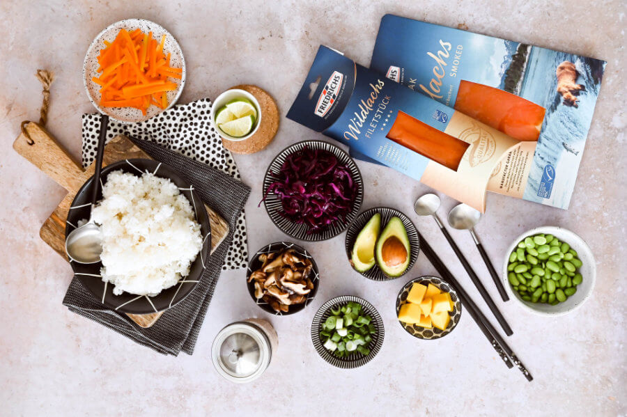 9245-8-luziapimpinella-Lachs-Bowl-Rezept-Erdnuss-Kokos-Sauce-Friedrichs-Feinfisch-Lachs-enthaelt-Werbung