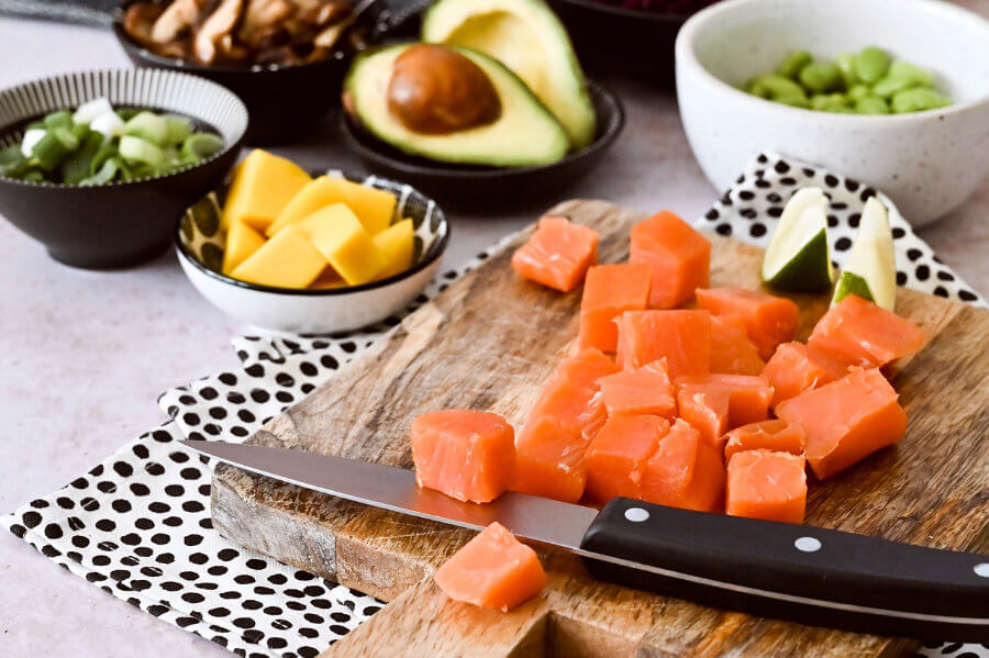9333-12-luziapimpinella-Lachs-Bowl-Rezept-Erdnuss-Kokos-Sauce-Friedrichs-Feinfisch-Lachs-enthaelt-Werbung