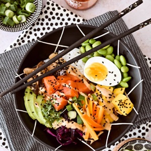 Lachs-Bowl mit Erdnuss-Kokos-Sauce