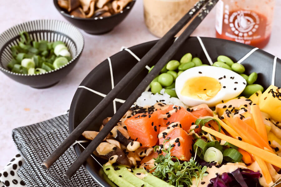 9635-53-luziapimpinella-Lachs-Bowl-Rezept-Erdnuss-Kokos-Sauce-Friedrichs-Feinfisch-Lachs-enthaelt-Werbung