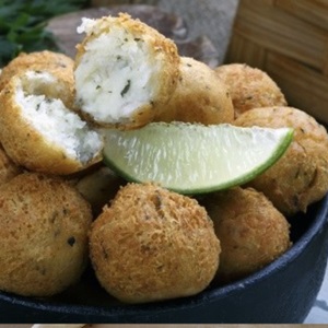 Bolinhos de Bacalhau mit Joghurtdip
