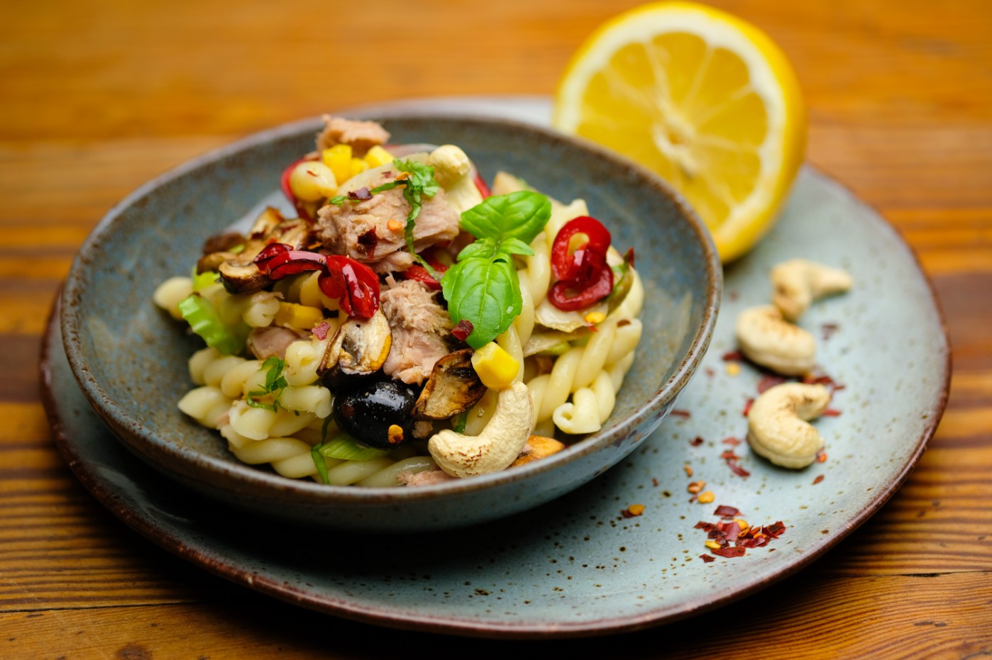 Nudelsalat mit Thunfisch, Gemüse und Cashews