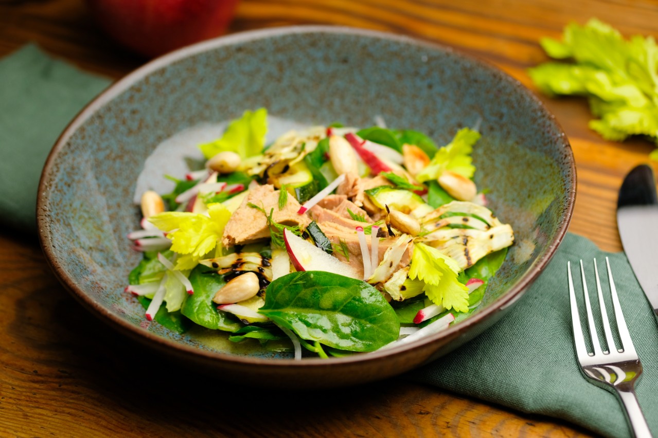 Low-Carb Salat mit Thunfisch und Spinat