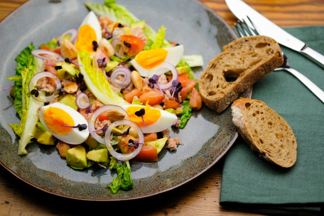 Thunfischsalat mit Ei und Zwiebeln