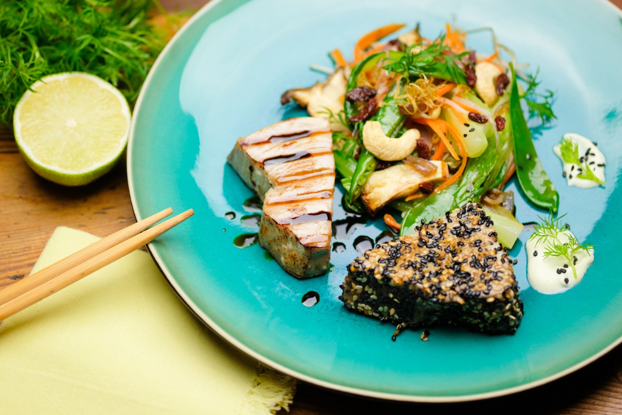 Thunfischsteak mit Sesamkruste und Natur auf blauem Teller