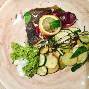 Bunte Scholle mit Parmesan-Zucchini-Kartoffeln und Erbsenpüree