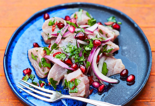 Thunfisch Ceviche auf blauem Teller