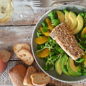 Sesam-Seelachs auf Feldsalat mit Avocado & Orange