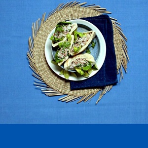 Thunfisch mit Kokosraspeln auf Pita-Brot