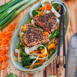 Asiatische Thunfischsteaks mit Reisbandnudeln und Brokkoli