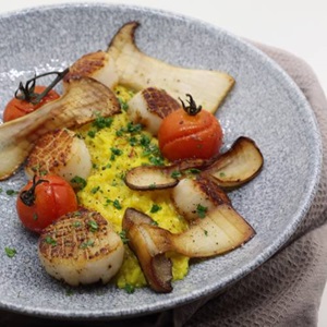 Jakobsmuscheln auf Safranrisotto mit Kräuterseitlingen und Ofen-Cherry Tomaten