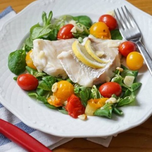 Gedünsteter Kabeljau mit karamellisierten Tomaten & Feldsalat