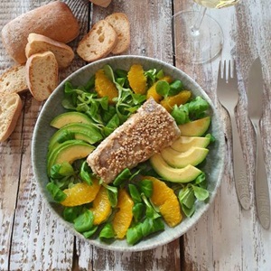 Sesam-Seelachs auf Feldsalat mit Avocado & Orange