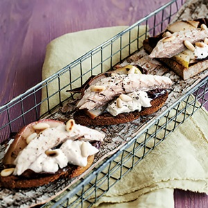 Crostini di pane di segale con pera e sgombro