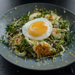 Varmrökt hälleflundra med zucchinipasta och stekt ägg