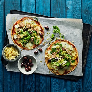 Tun-pizza med kartofler, rucola og oliven