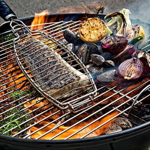 Grillet sej med enebærrøgede blåmuslinger og dressing