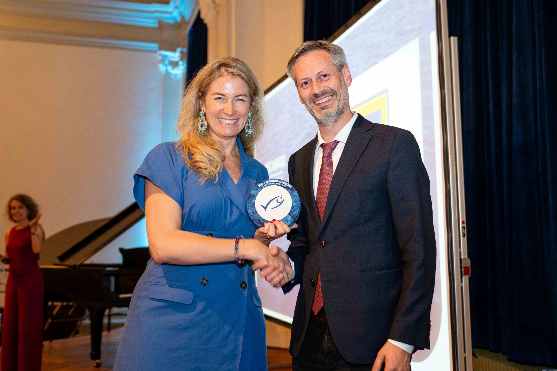 Laudator Götz Ahrens vom MSC und Stephanie Finkbeiner von EDEKA Laudator Götz Ahrens überreicht MSC Award 2026