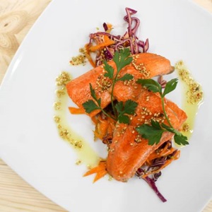 Salmón salvaje de Alaska con majado picante y ensalada de invierno