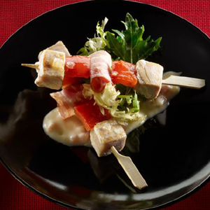 Brocheta de Solomillo de Bonito del Norte con bacon, pimiento rojo y crema de Idiazábal.