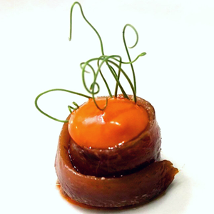 Anchoas del cantabrico con tapenade untoso de piquillos y brote de guisante