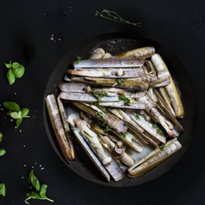 Navajas a la plancha con ajo y perejil