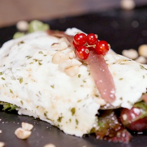 Ensalada de queso de cabra con anchoa