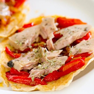 Bonito del Norte con pimiento rojo sobre lámina de patata crujiente